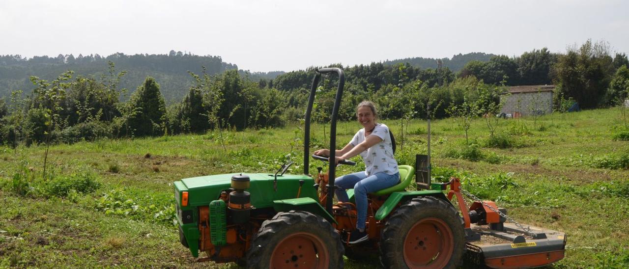 Sonia González, en el tractor, en plena faena en su finca de El Valle. | Borja García