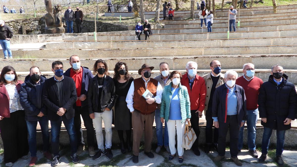 Asistentes al acto de homenaje en la Insua dos Poetas.