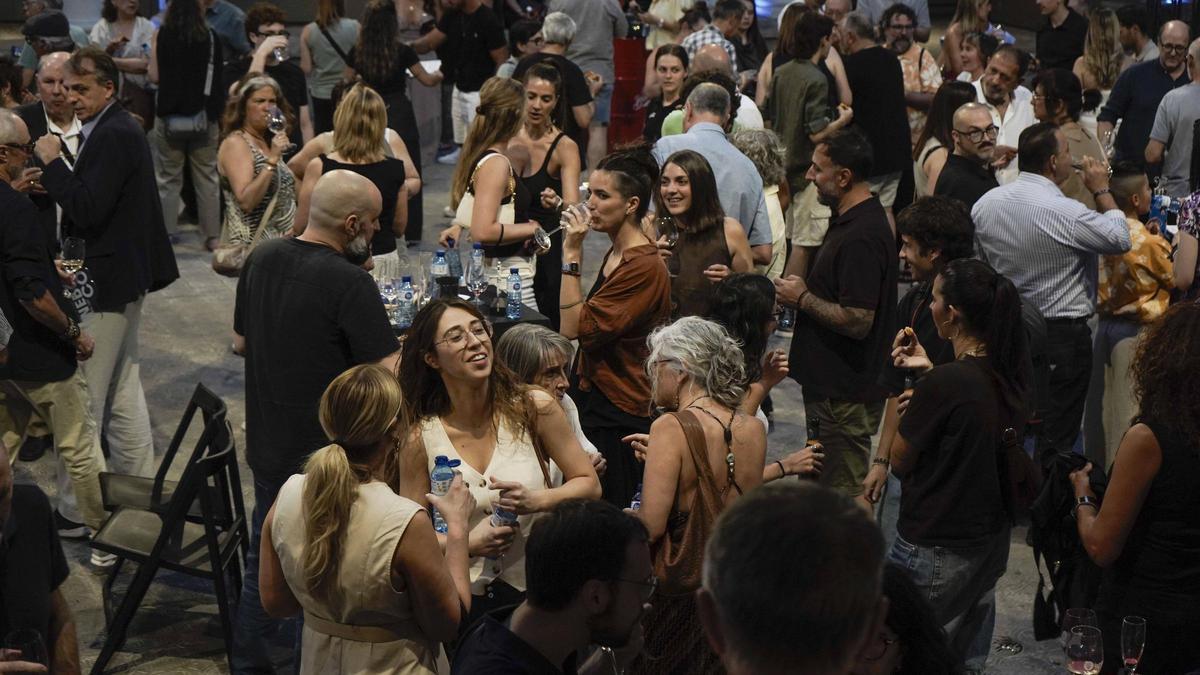 Els aplegats al pati del Kursaal gaudint del còctel que va cloure la gala