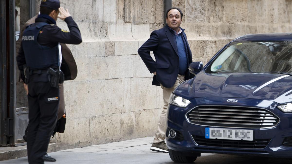El nuevo presidente de la Generalitat, Juanfran Pérez Llorca, sale del Palau tras se reunirse por segundo día consecutivo para aprobar, en este caso, nombramientos del llamado 'segundo escalón' del Gobierno valenciano. EFE/Biel Aliño. añade texto y foto