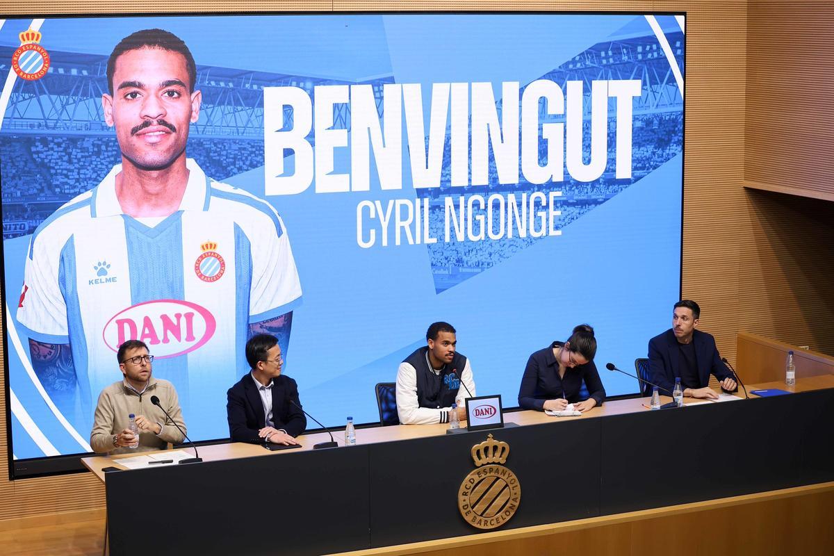 La presentación de Ngonge contó con la presencia de Mao Ye, CEO del club, y Unai Ezkurra, miembro del equipo de Garagarza