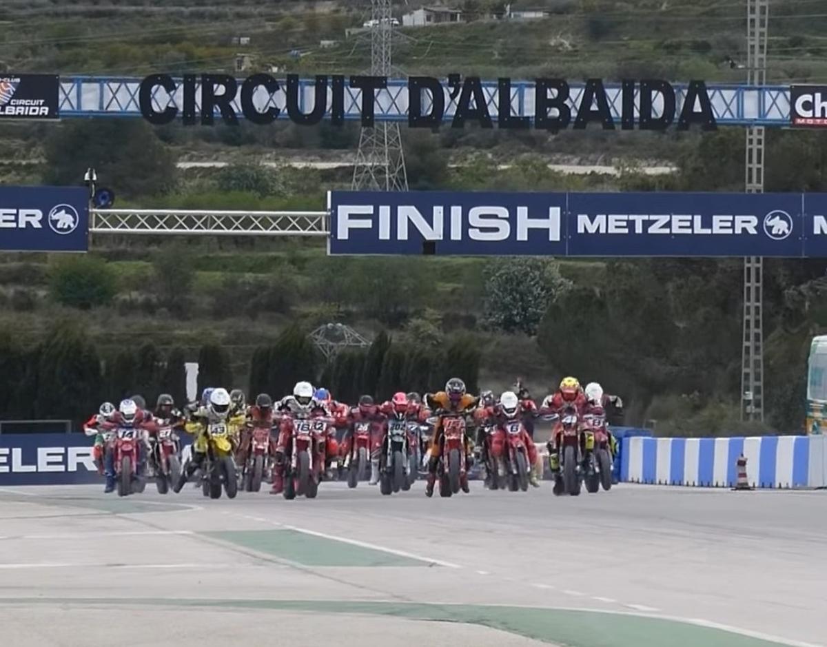 Pilotos en la salida de la prueba del Campeonato del Mundo en el Circuit d'Albaida.