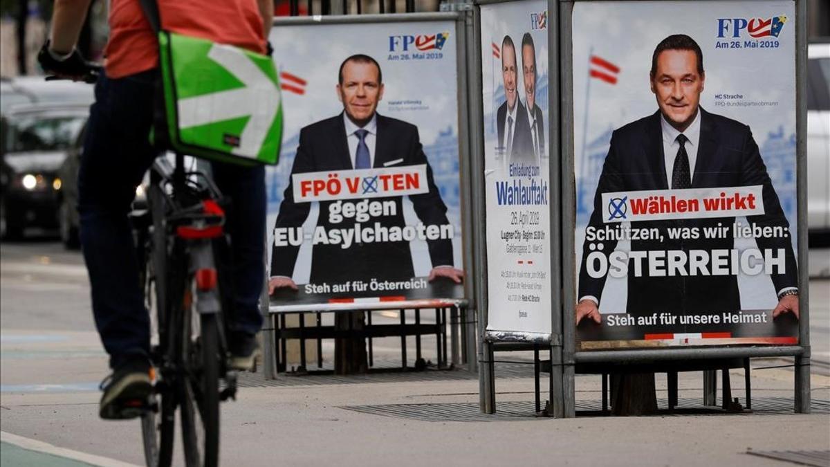 Carteles electorales del líder del Partido de la Libertad, Heinz-Christian Strache, y del candidato del FPÖ para las elecciones europeas Harald Vilimsky, en Viena