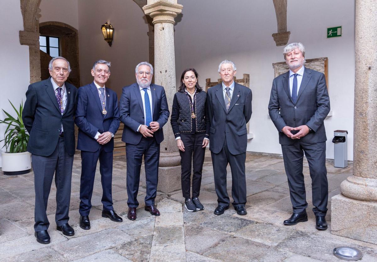 Crespo (2º izda.), entre el presidente de la Academia, Ángel Concheiro, y Miguel Ángel Santalices. | FDV
