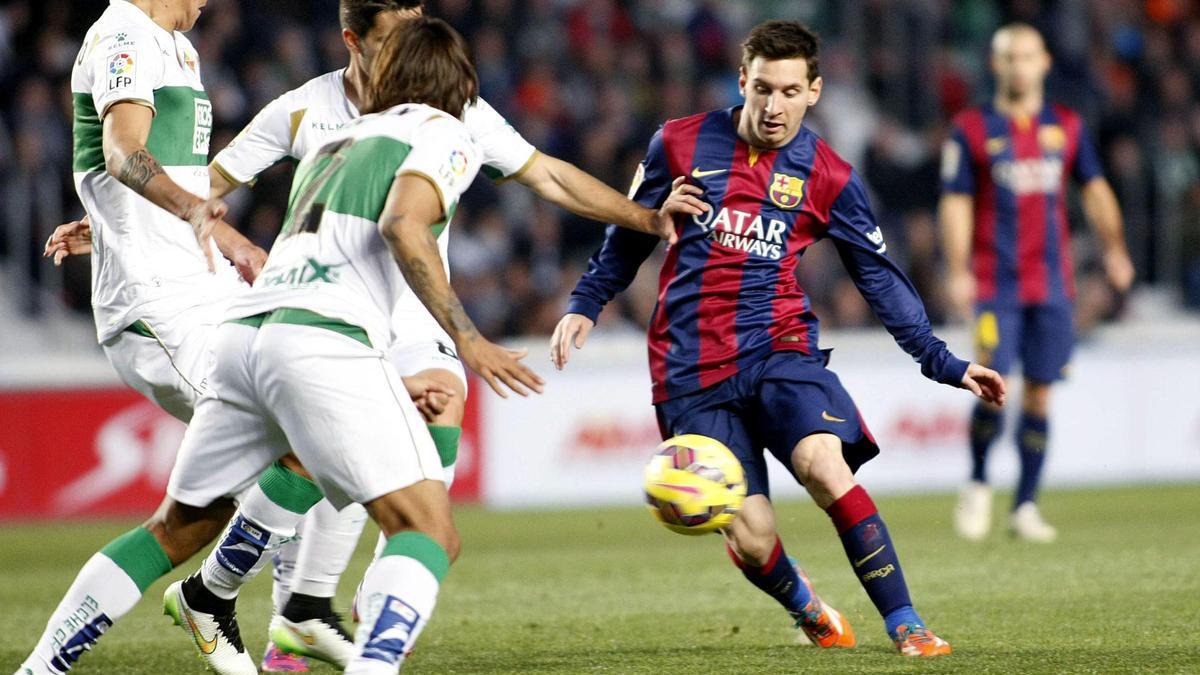 Messi, rodeado por tres jugadores del Elche, durante la visita del Barcelona a Elche en enero de 2015.