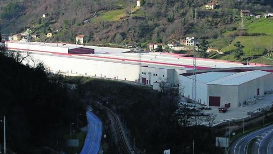La factoría de Alas Aluminium, construida en la escombrera del pozo María Luisa de Ciaño.