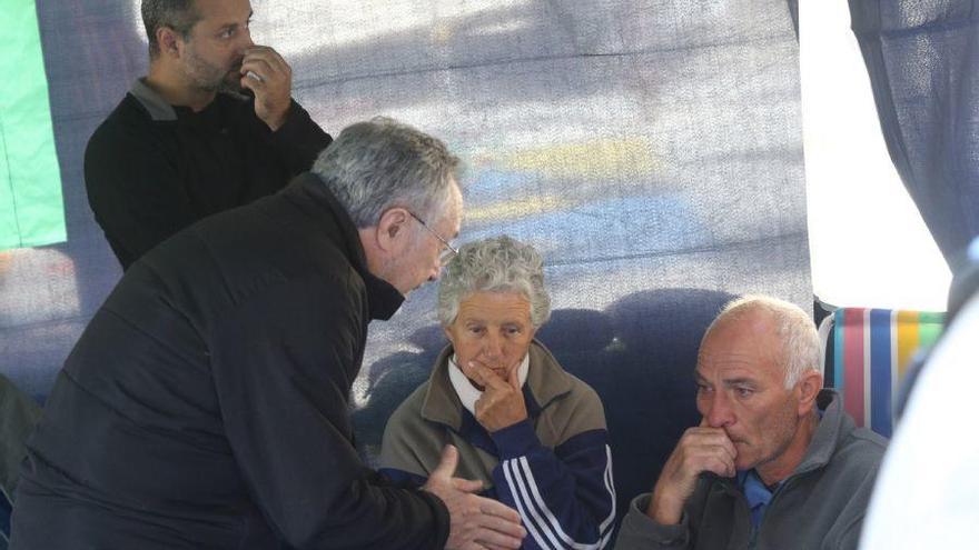 Ramón Álvarez (a la derecha), esta mañana, durante su cuarto día de huelga de hambre.