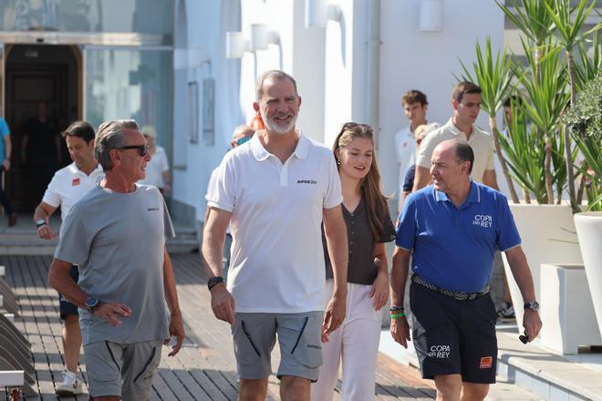 FOTOS | La Princesa Leonor sorprende al acudir con el Rey Felipe a la Copa del Rey de vela