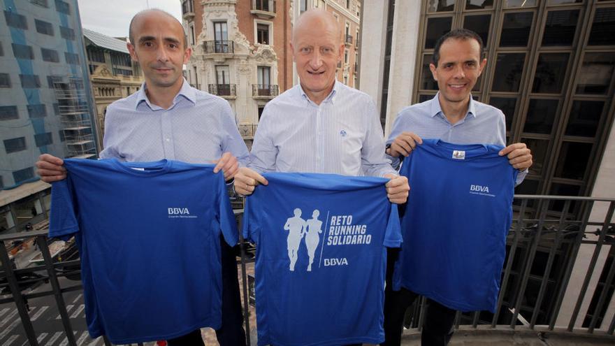 Javier Guaita, Luis Viñals y Daniel Escrivà, con las camisetas de la comunidad de corredores de BBVA