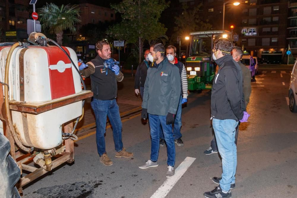 Un tractor pulveriza Mislata durante la noche