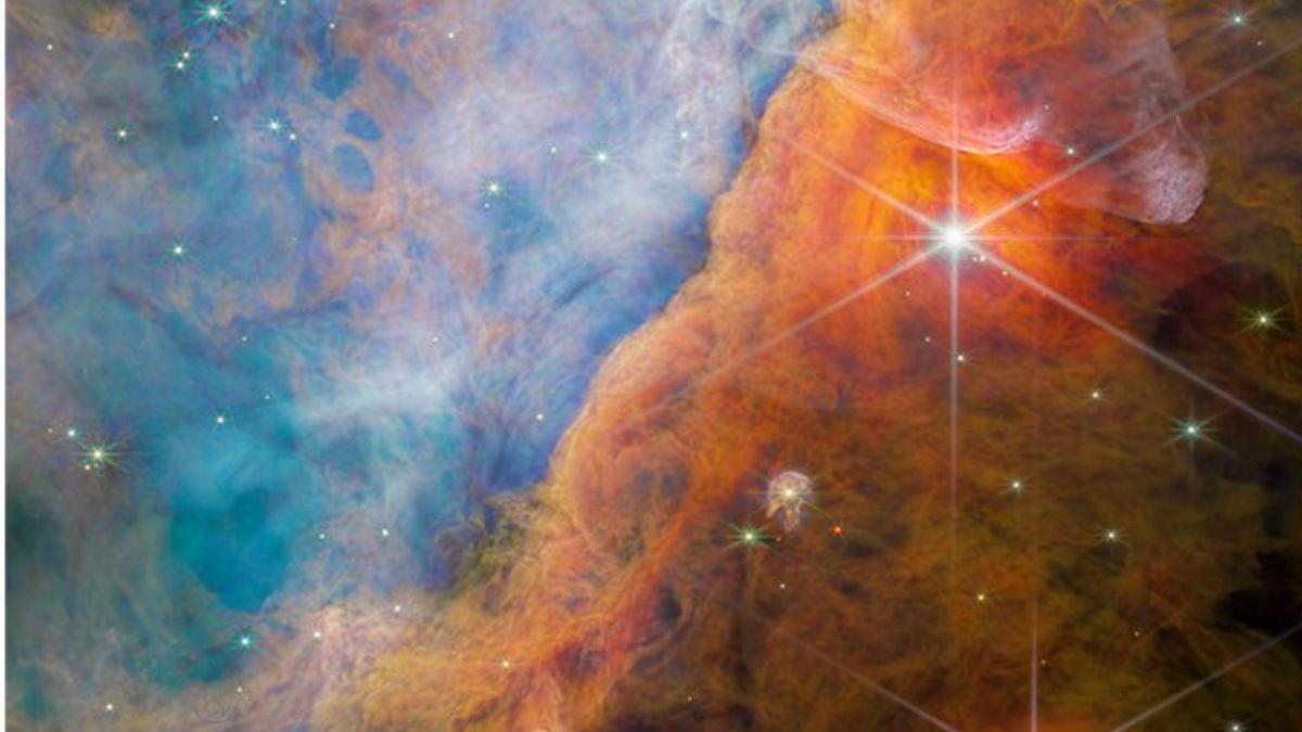Imagen del telescopio Webb de una parte de la Nebulosa de Orión, conocida como la Barra de Orión. Es una región donde la luz ultravioleta energética del Trapezium Cluster, ubicado en la esquina superior izquierda, interactúa con densas nubes moleculares.