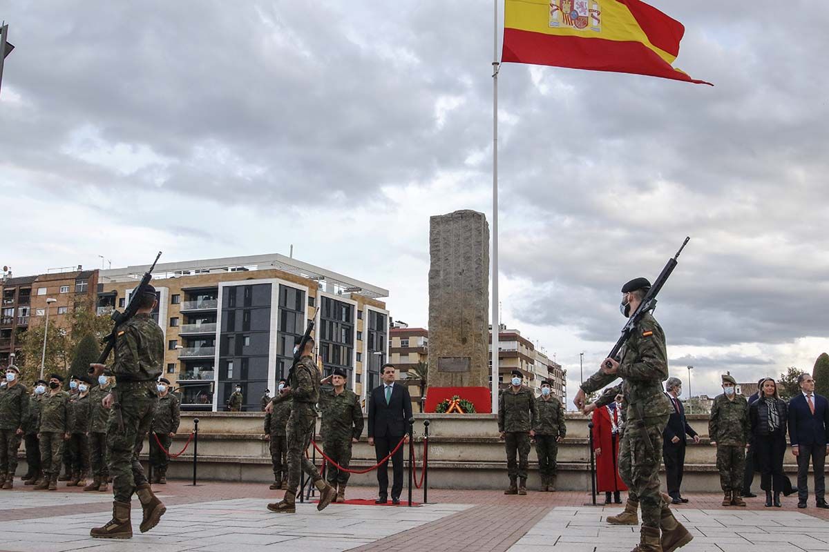 Izado de l bandera de España en Córdoba