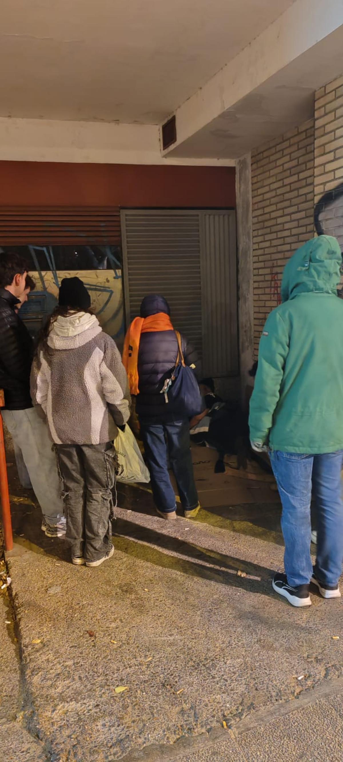 Un momento del recorrido noctuno del Voluntariado Express.