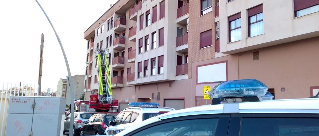 La Policía y los bomberos, en la calle donde tuvo lugar el suceso.