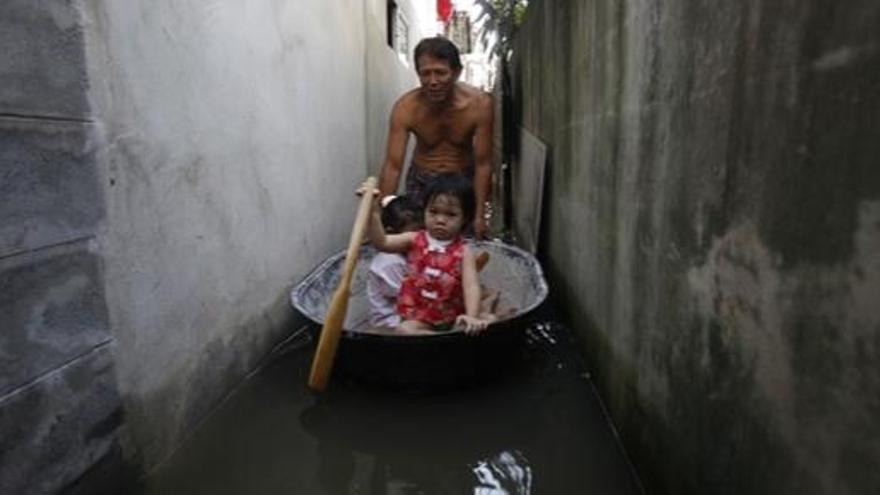 Un hombre, con sus dos hijas, en Bangkok.