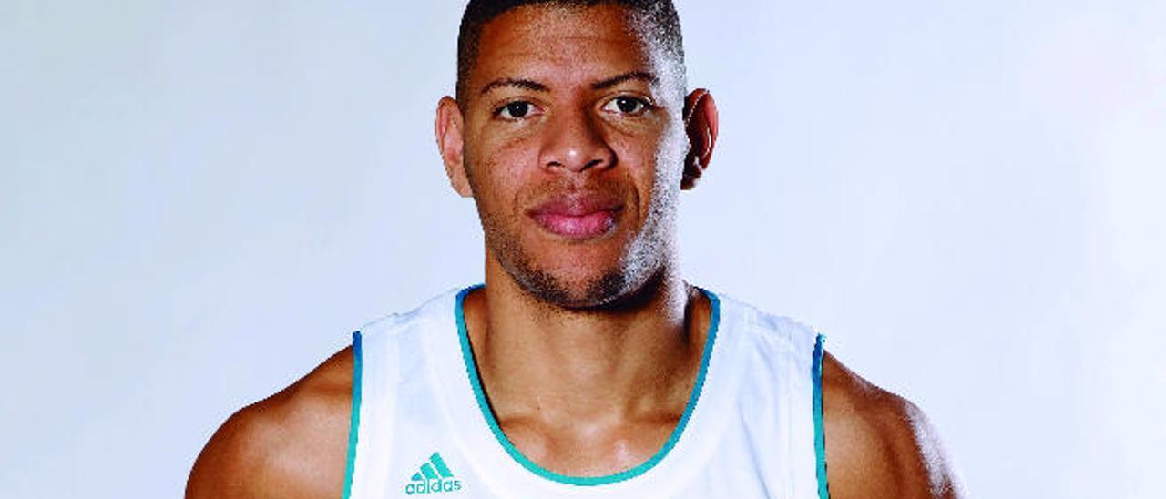 Edy Tavares, de blanco.