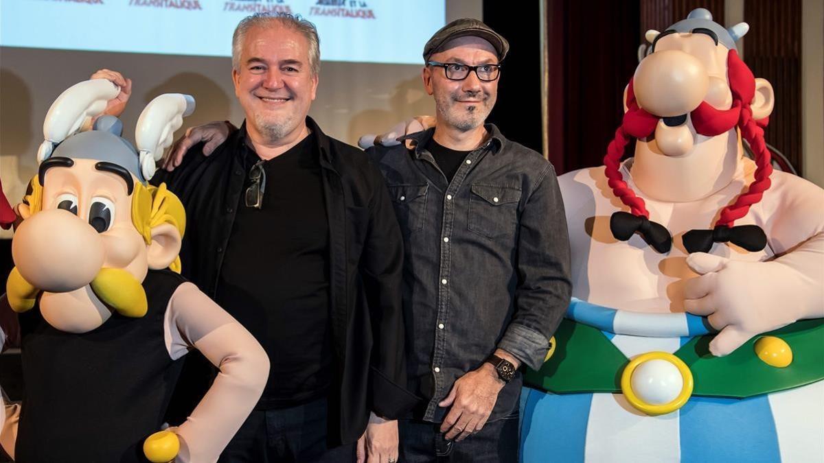 Didier Conrad (izquierda) y Jean-Yves Ferri, durante la presentación de la portada de 'Astérix en Italia', el pasado día 9 en París.