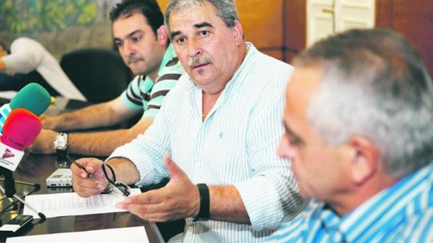 El alcalde de Mieres, Aníbal Vázquez, en el centro, con Manuel Ángel Álvarez (izquierda) y Víctor Juez (derecha), durante la rueda de prensa en la que anunció el resultado de la auditoría municipal. / fernando rodríguez