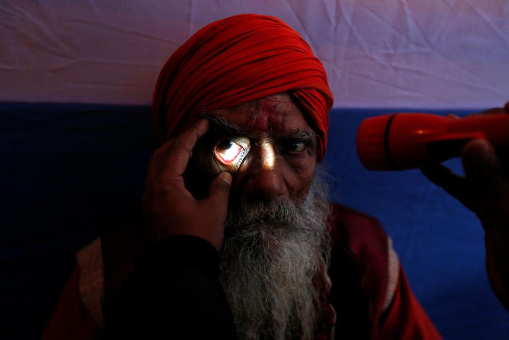 Un hindú recibe una inspección ocular en Calcuta antes de hacer la peregrinación anual a la isla de Sagar para celebrar el festival Makar Sankranti'.
