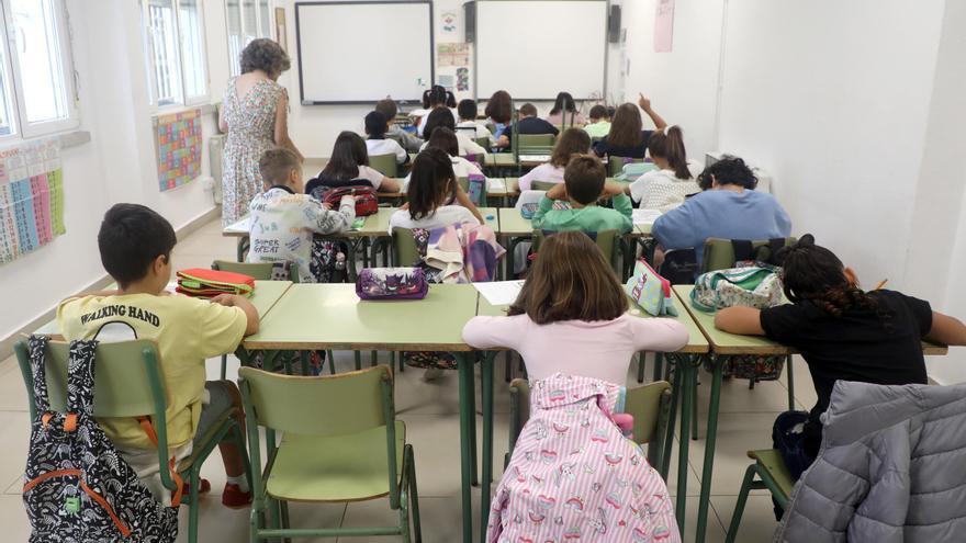 Santiago aprueba el mayor presupuesto de la historia para becas de comedor y material escolar: 1,1 millones