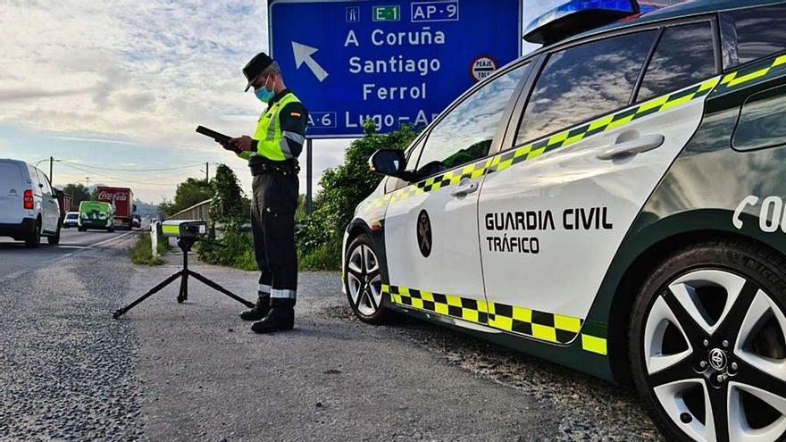 Agentes de Tráfico auxilian a un menor con fiebre y convulsiones en un atasco