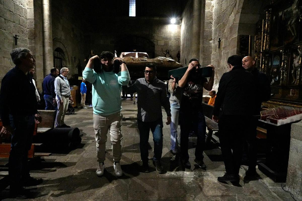 GALERÍA | Los hermanos de las Siete Palabras preparan el Cristo de la Agonía para la procesión del Martes Santo
