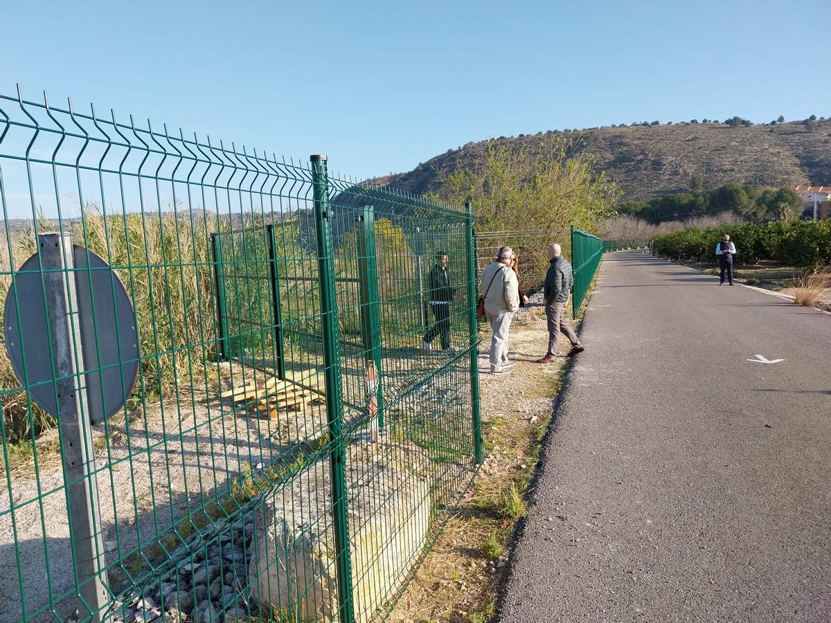 Una valla de casi 300 metros busca proteger l'Assut de Antella contra la masificación.