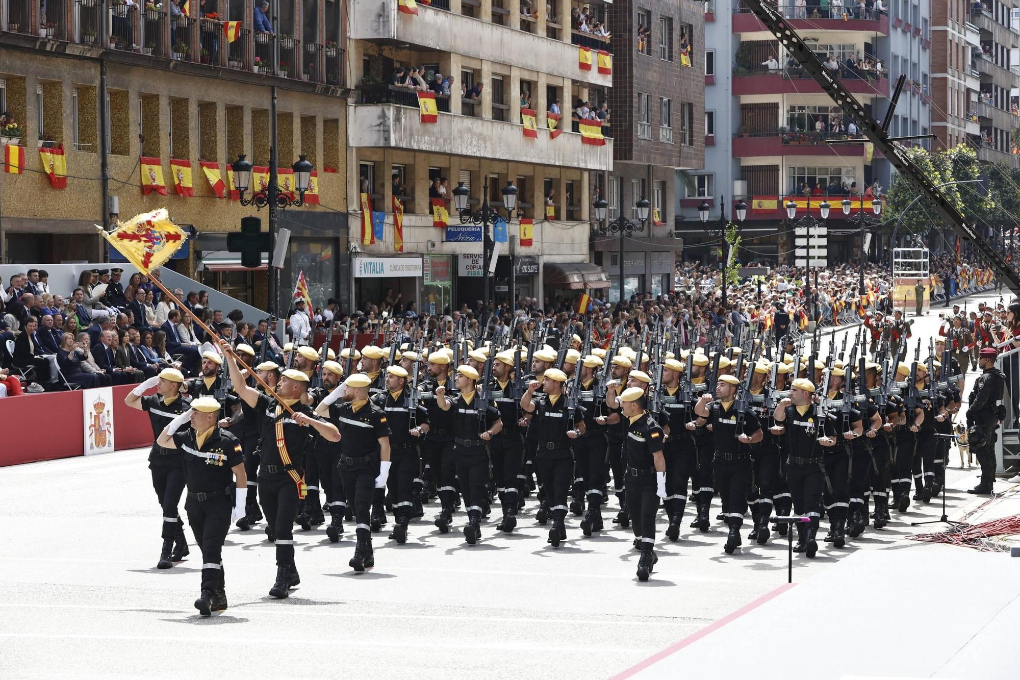 EN IMÁGENES: Así fue el multitudinario desfile en Oviedo por el Día de las Fuerzas Armadas