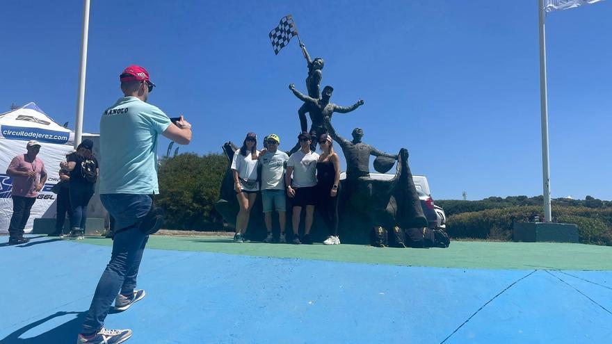 Unos aficionados se hacen una foto a la entrada del Circuito.
