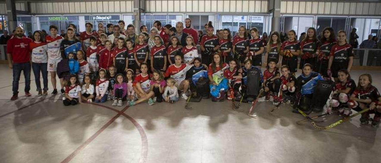 Asistentes a la reinauguración de la pista de La Algodonera.