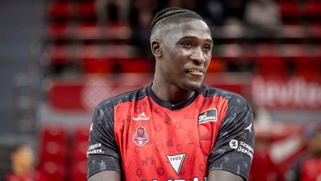 Jilson Bango, durante el calentamiento un partido frente al UCAM Mucia el pasado sábado.