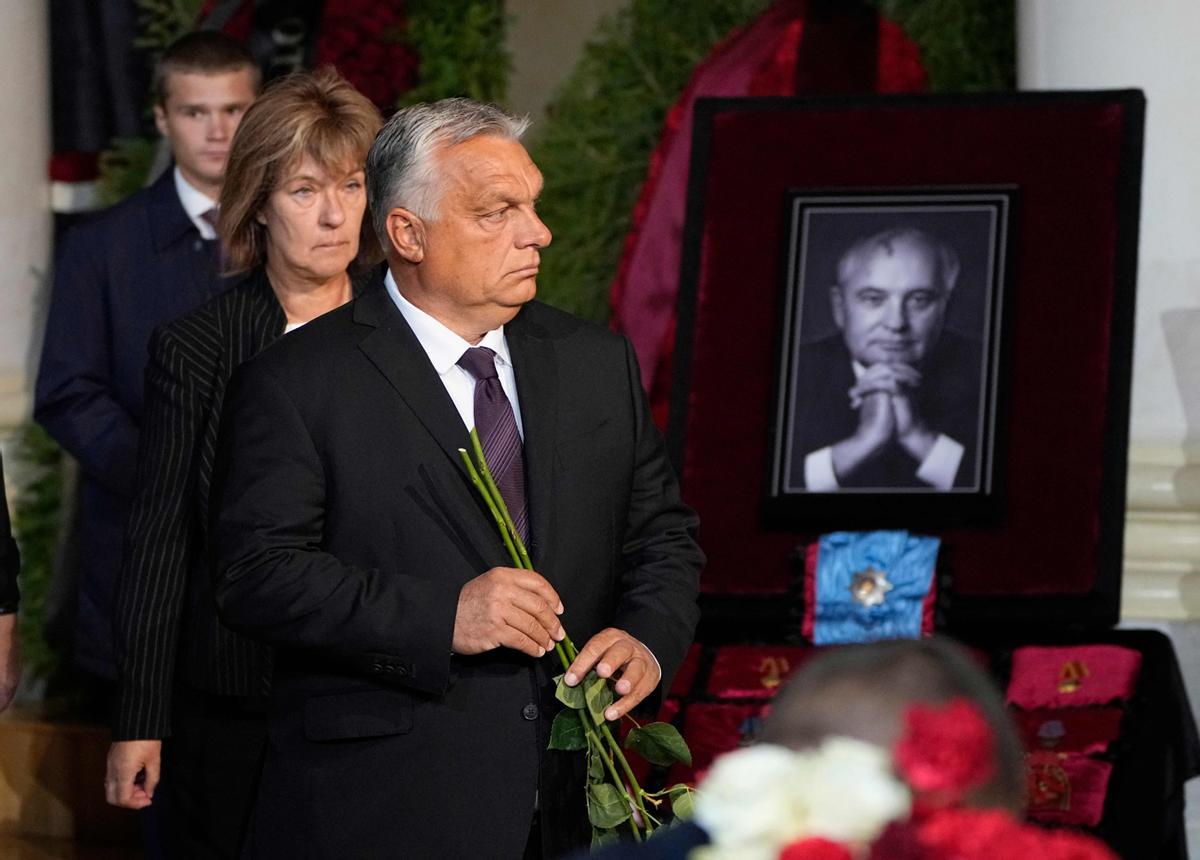 El presidente de Hungría, Viktor Orban, asiste a una ceremonia de despedida de Mikhail Gorbachev, el último líder de la Unión Soviética, durante un servicio conmemorativo en el Salón de Columnas de la Cámara de los Sindicatos en Moscú.