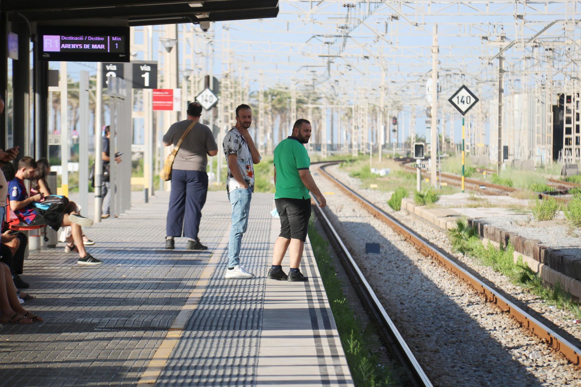 Usuarios afectados por la avería de Adif esperando al tren en la estación de Mataró