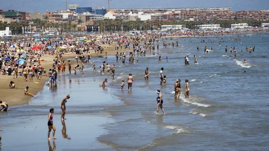 El calor llena  las playas  de València