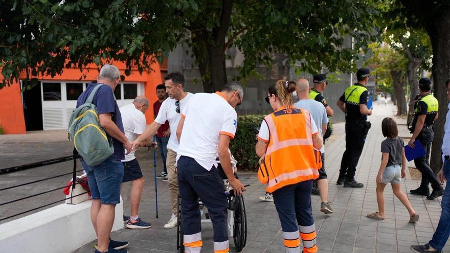 Llegan los primeros desalojados del incendio de El Saler a la Fonteta
