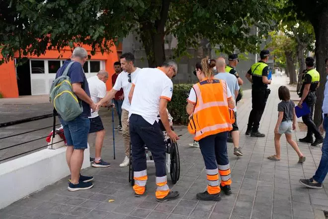 Llegan los primeros desalojados del incendio de El Saler a la Fonteta