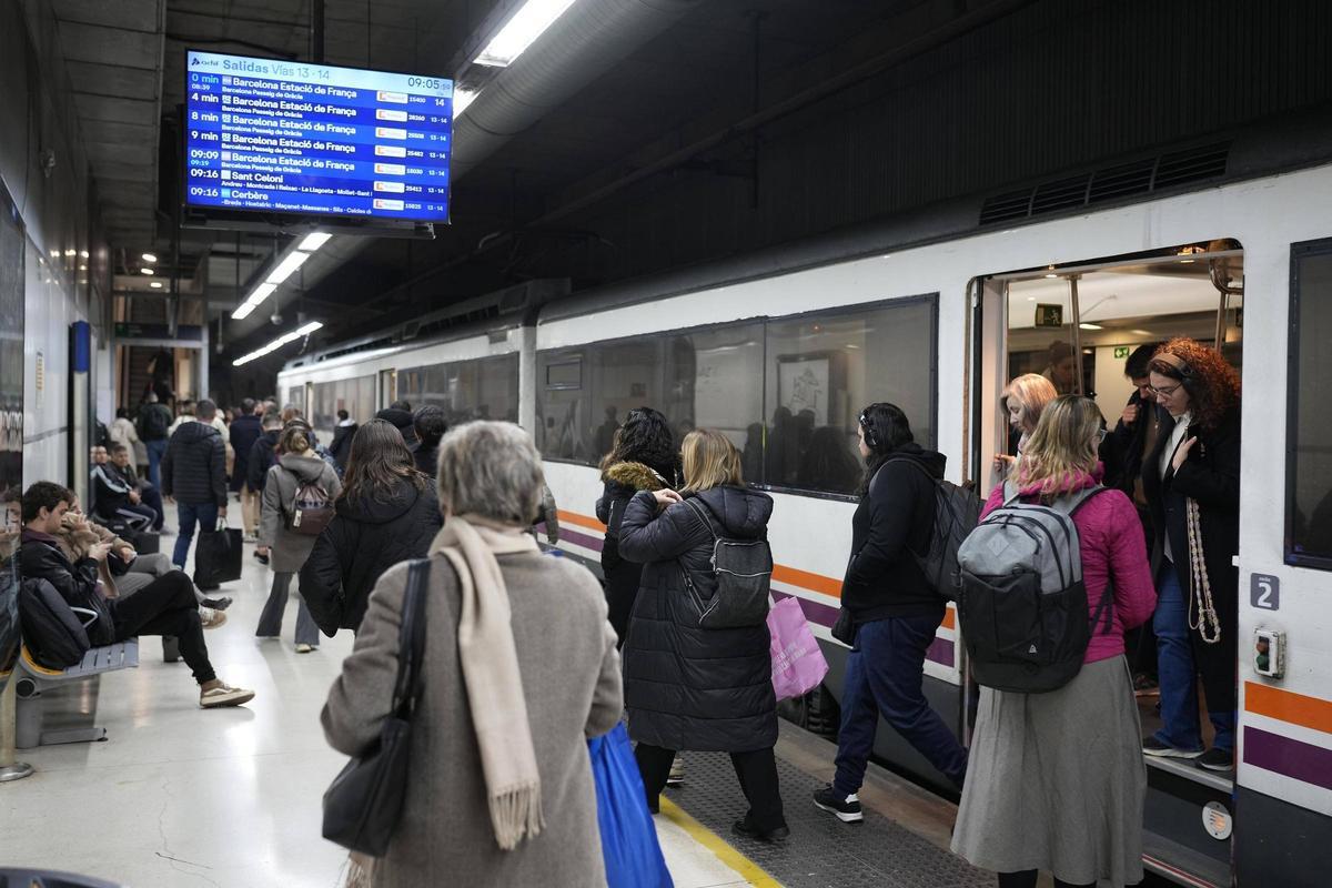Trabajadores llegan a la estación de Sants de Barcelona procedentes de Girona.