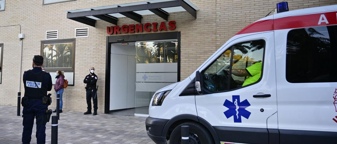 Entrada de Urgencias del Hospital General de Elche, durante la tercera ola de la pandemia.