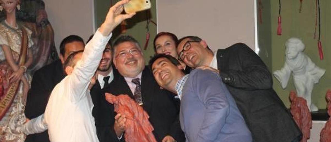 Los responsables del informe de la Unesco se hacen un &quot;selfie&quot;.