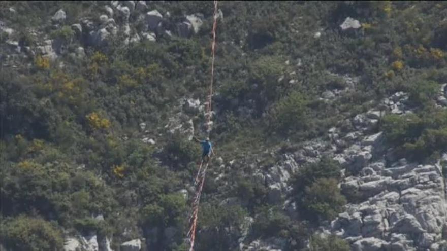 La última y arriesgada hazaña de los 'slackliners': cruzar los Alpes a 300 metros de altura