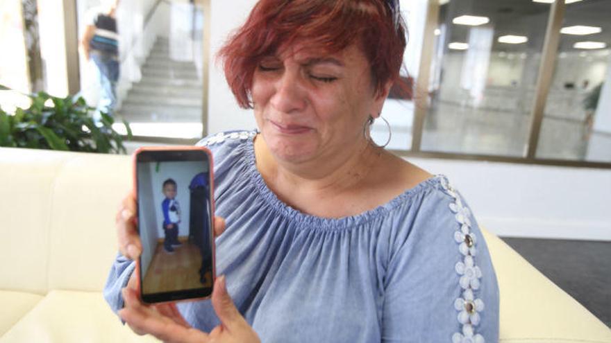 La abuela del pequeño muestra una foto del menor