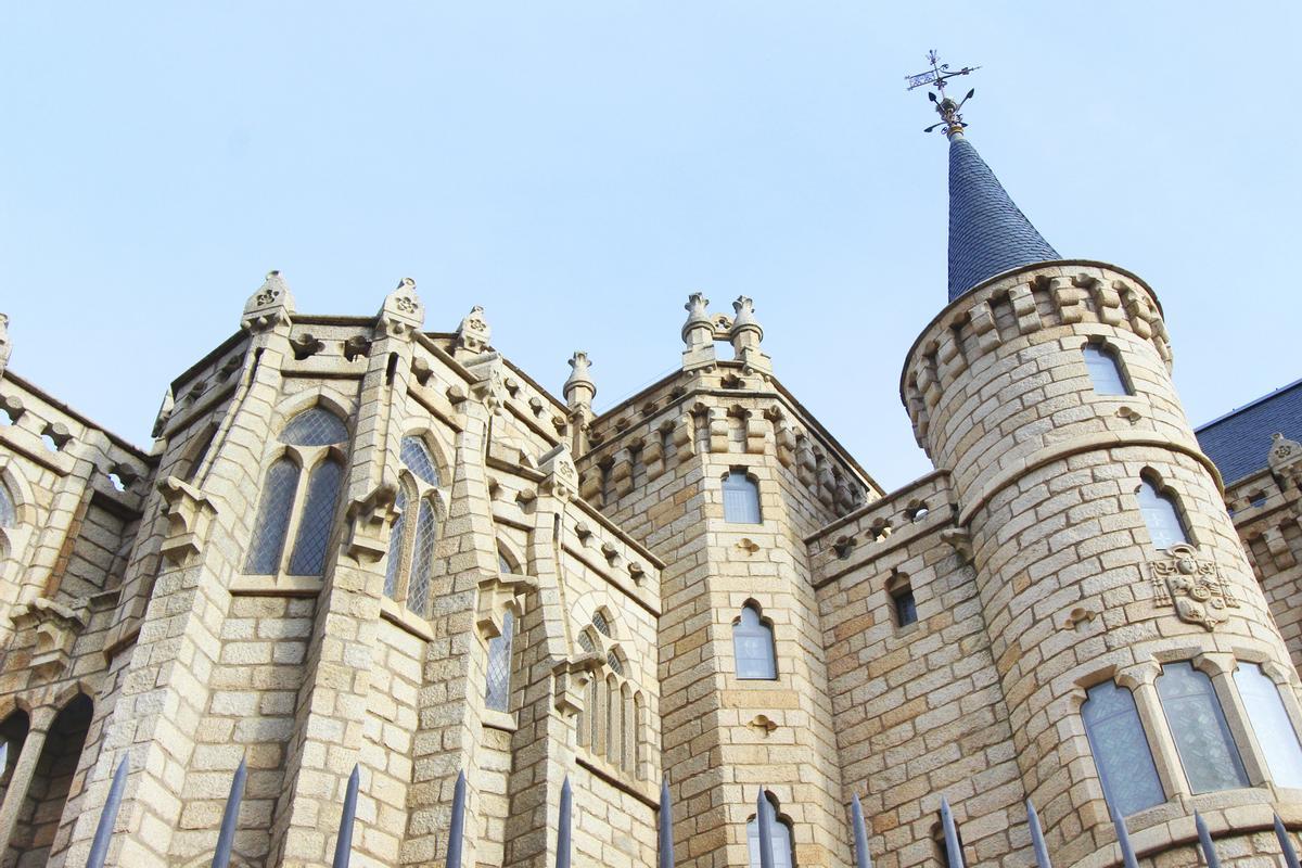 Es una de las pocas obras de Antoni Gaudí fuera de Cataluña