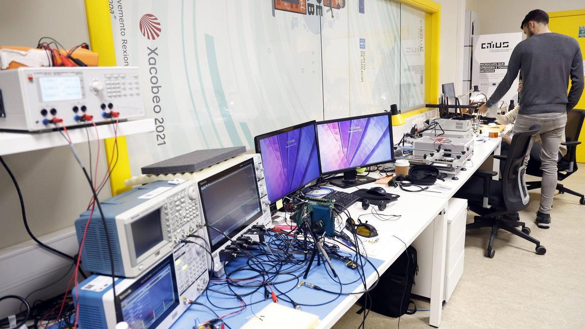 Un investigador del CiTIUS en su puesto de trabajo