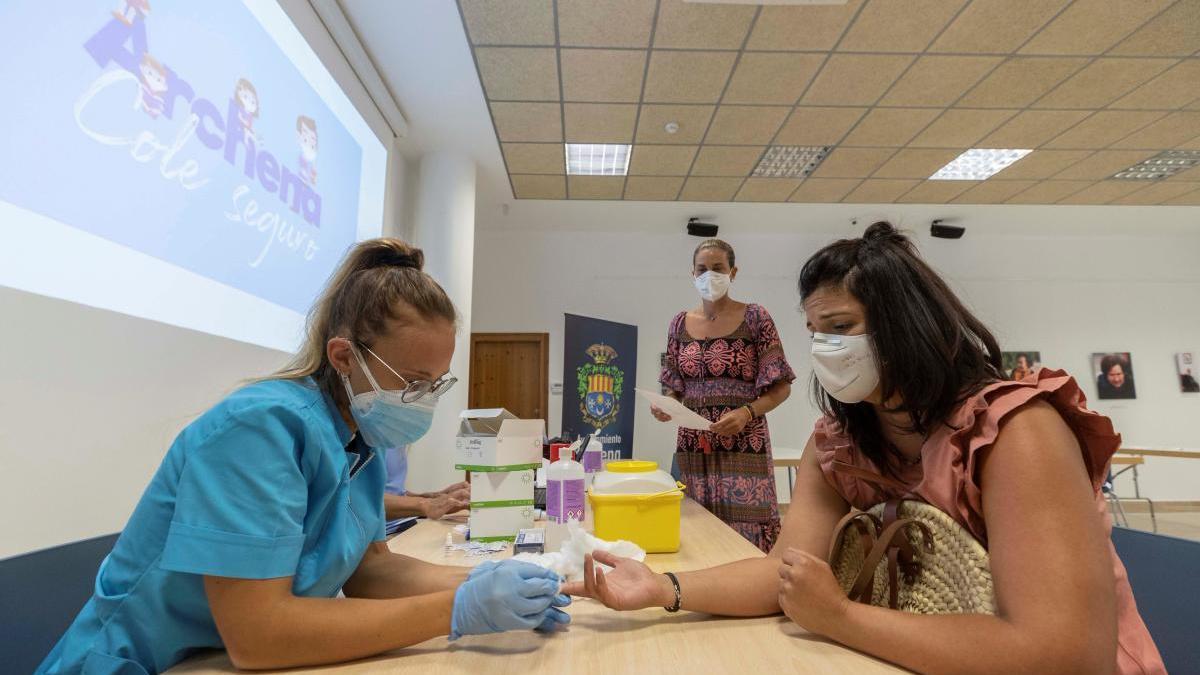 Educación hará test a los trabajadores y no cerrará centros por casos aislados