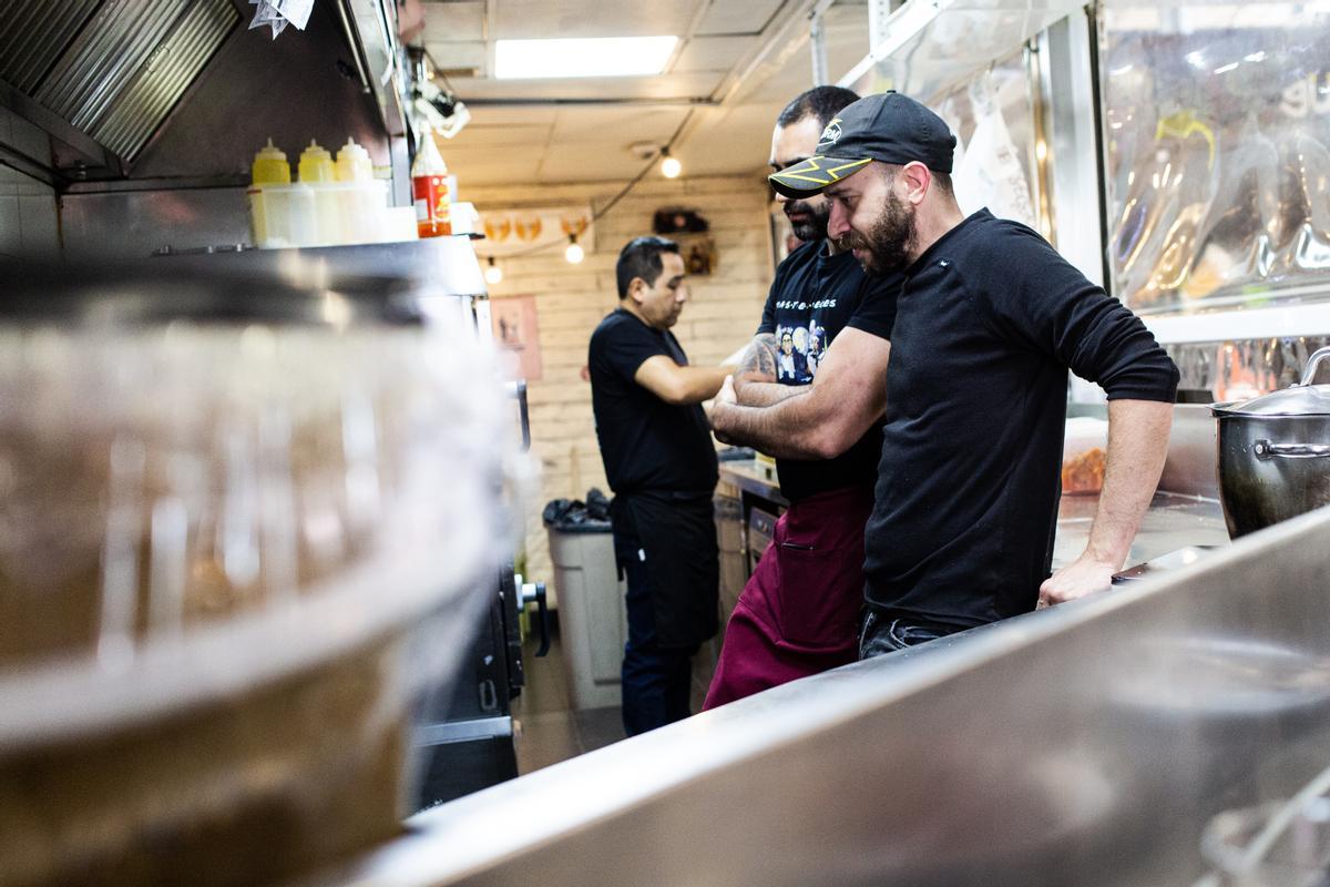 Txitxo, fundador y director de operaciones de Kitchen 154, conversa con los cocineros de este local del Mercado de Vallehermoso.