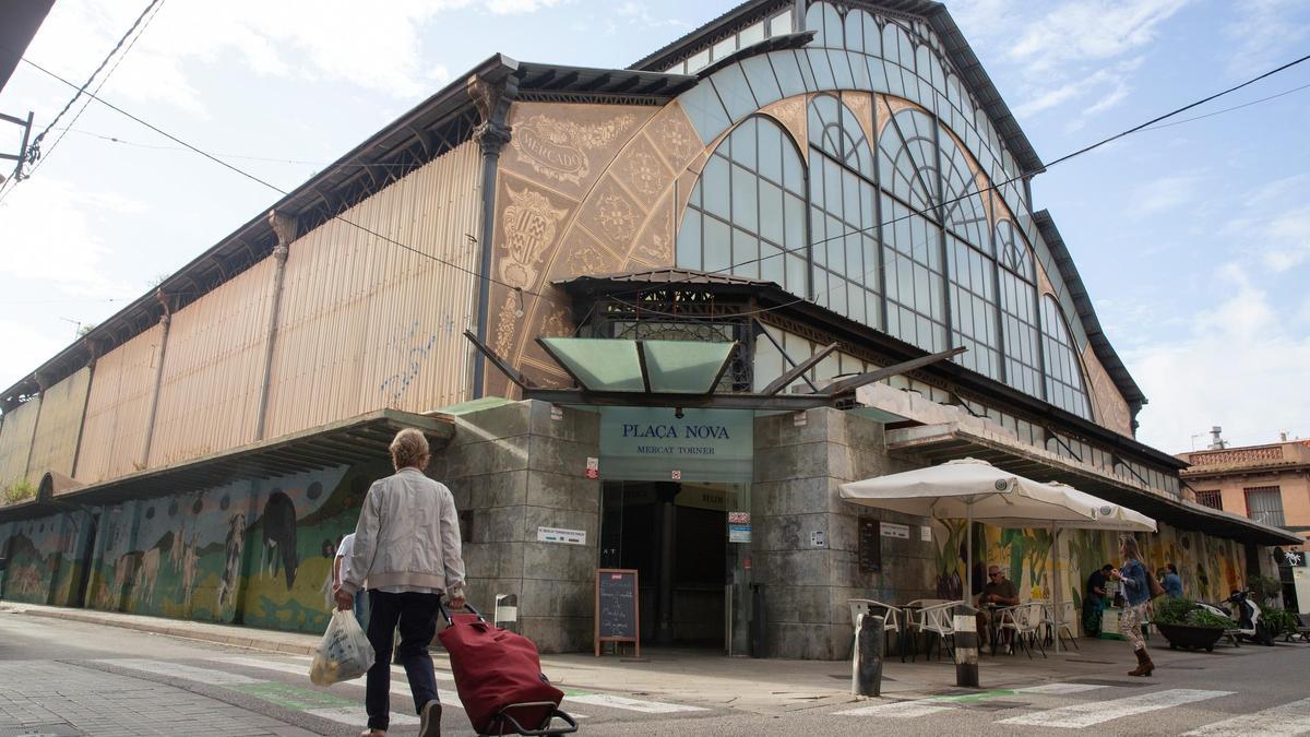 Aspecto exterior del Mercat Torner de Badalona, sobre el que pesa la losa de un posible cierre por daños estructurales