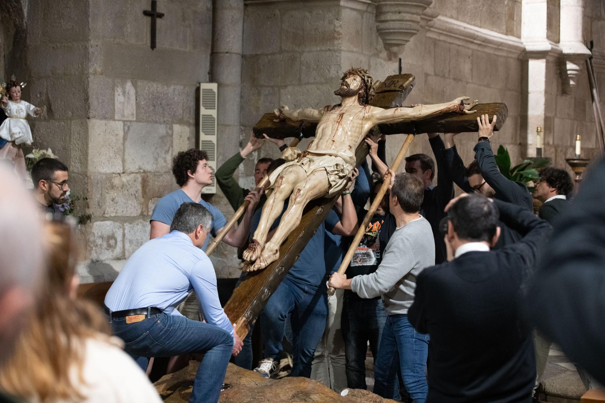 Descendimiento del Cristo de la Agonía en la iglesia de La Horta para preparar la procesión de las Siete Palabras del próximo Martes Santo.