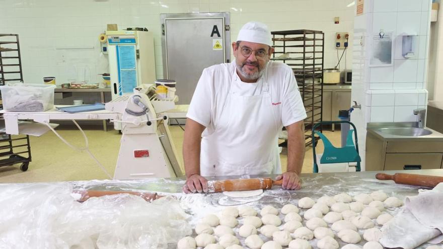 Jordi Riera prepara unas ‘galletes fortes’ en el Forn Can Noguera.