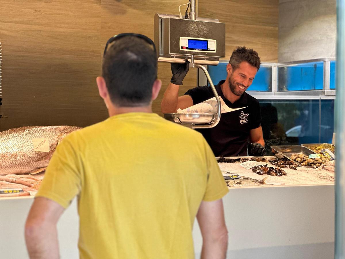 José María, copropietario de Beli Pescadería, atendiendo en su local.