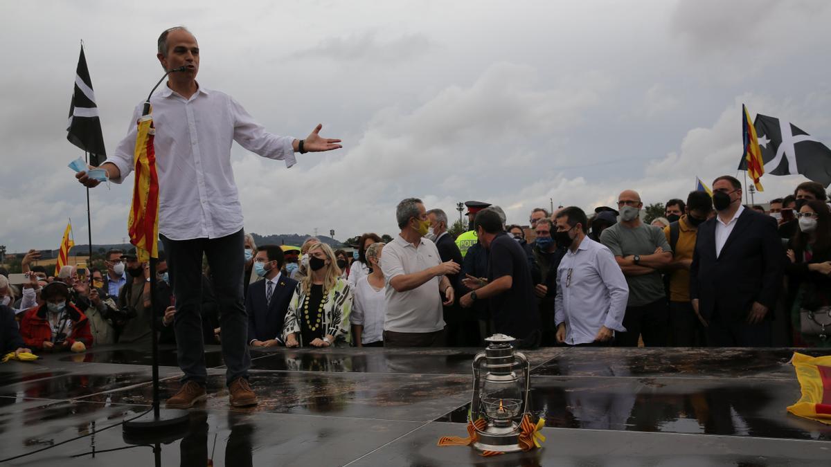 Jordi Turull se dirige a los seguidores independentistas tras su salida de la cárcel de Lledoners al obtener el indulto.